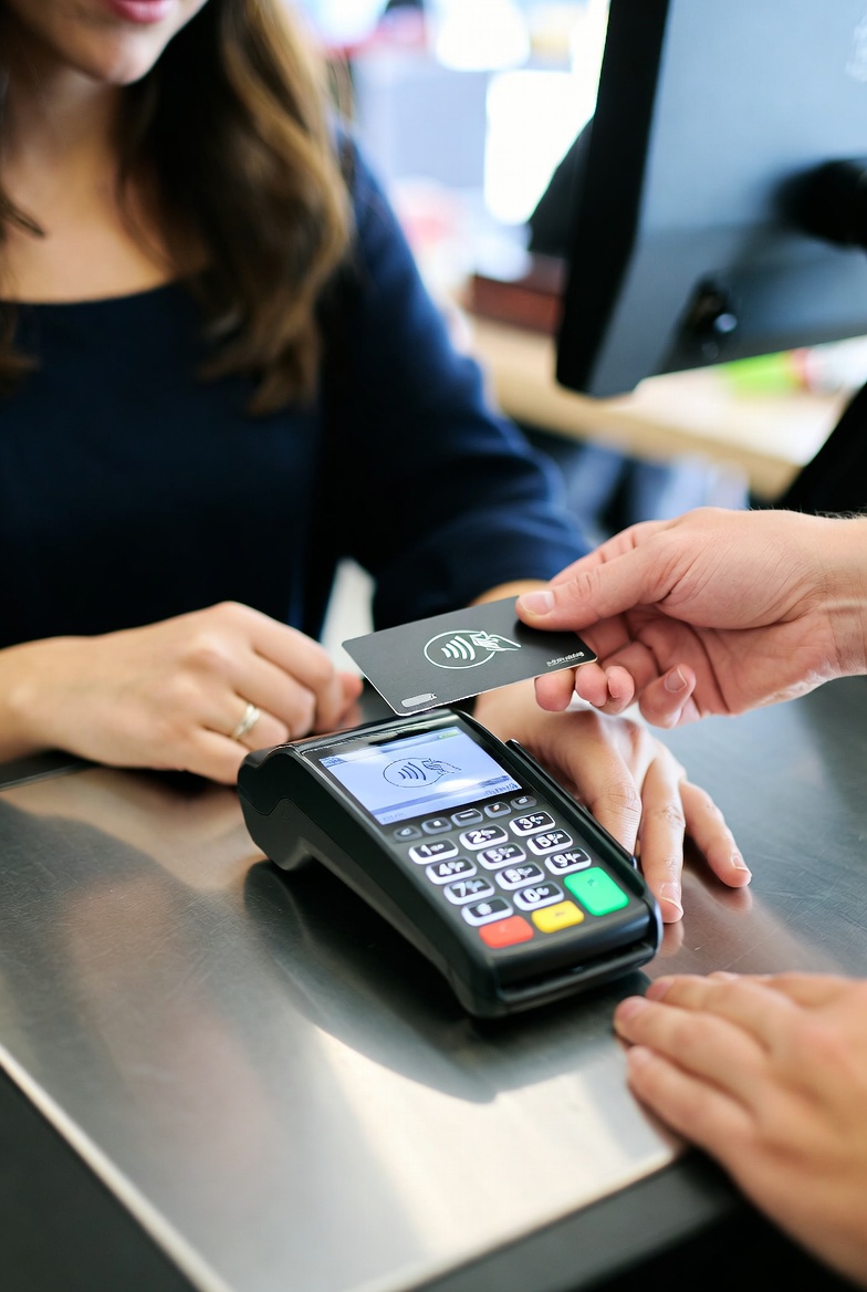 Cliente pagando con tarjeta en el TPV de un comercio