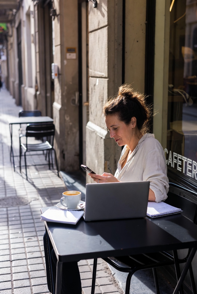 Propietaria de negocio de hostelería gestionando su establecimiento