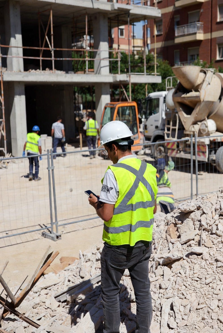 Jefe de obra en Galicia coordinando equipos en el terreno