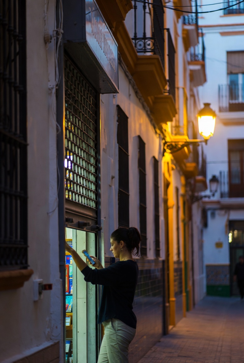 Propietaria de tienda en Sevilla a la puerta del local
