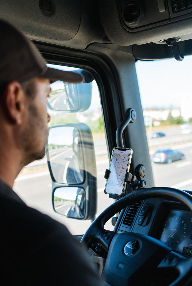Transportista en Galicia gestionando rutas desde el móvil